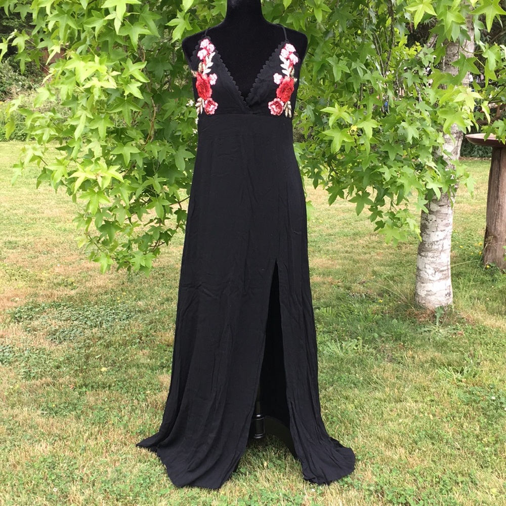 Lulu’s Maxi Dress with Flower Embroidery
